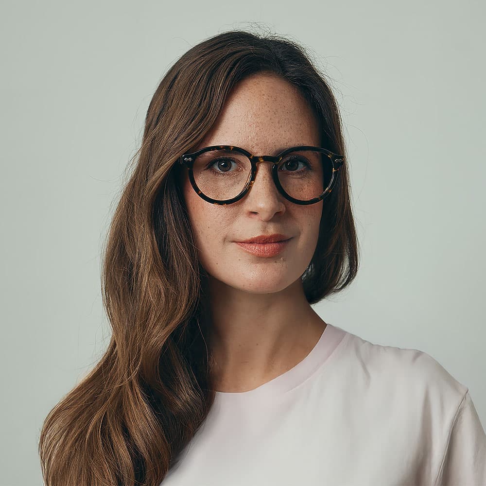 Mann mit schwarzer sonnenbrille mit silber verspiegelten glaesern